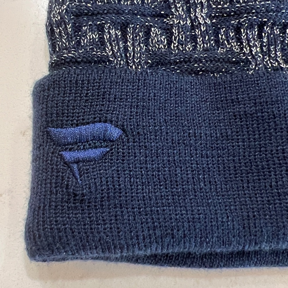 Winnipeg Jets NHL Navy Knit Beanie Pom Hat Metallic Silver One Size NWT - Picture 4 of 7